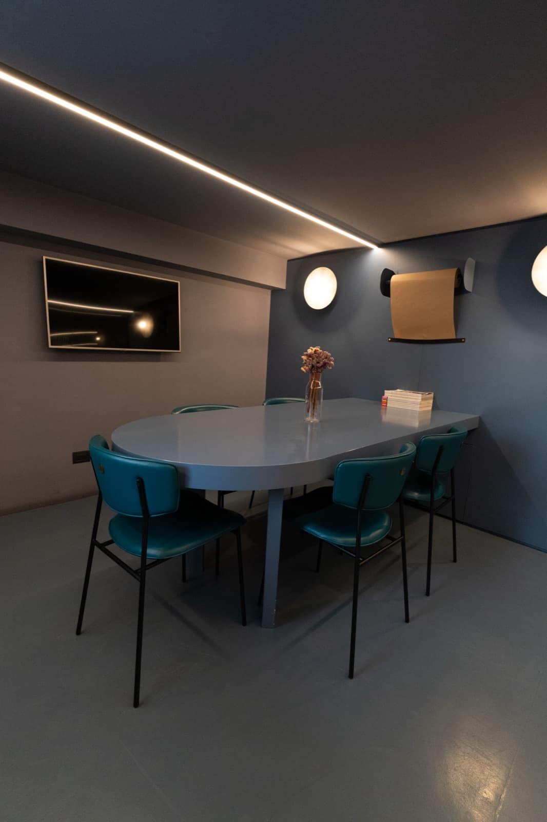 La sala riunioni, con tavolo per sei e schermo