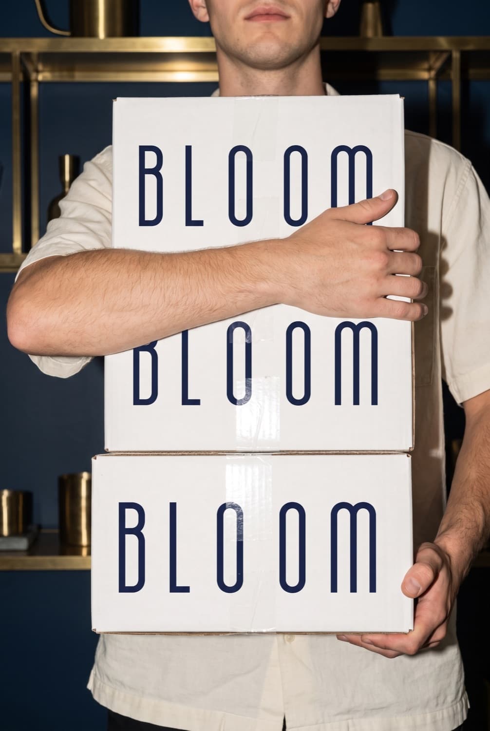 Un ragazzo con tre scatole Bloom