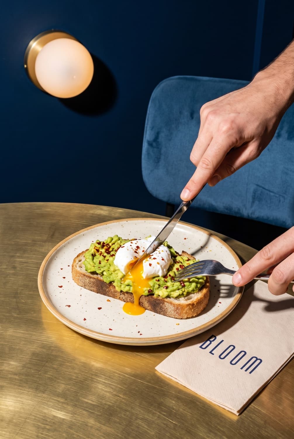 Avocado toast con uovo in camicia da Bloom